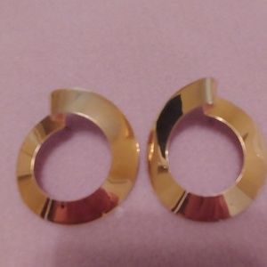 Golden earrings! Very beautiful! Stylish!